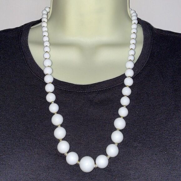 Vtg white plastic & gold bead necklace - Picture 1 of 4